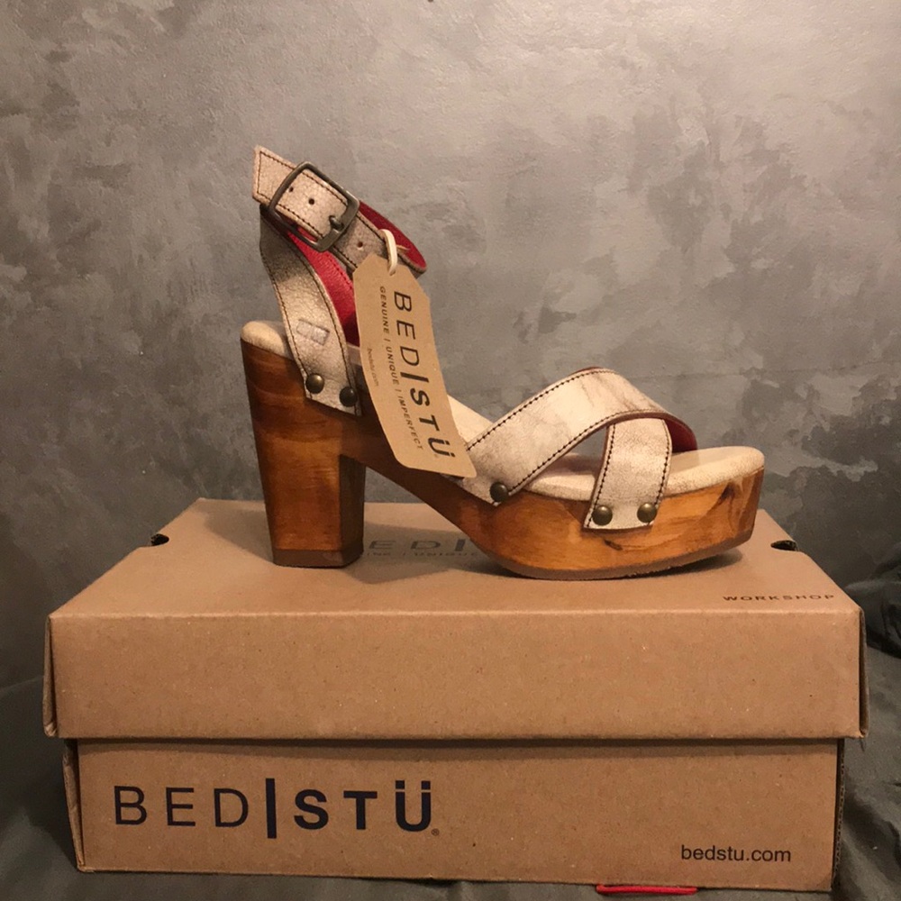 Bed Stu, style Kalah, size 6. New with box